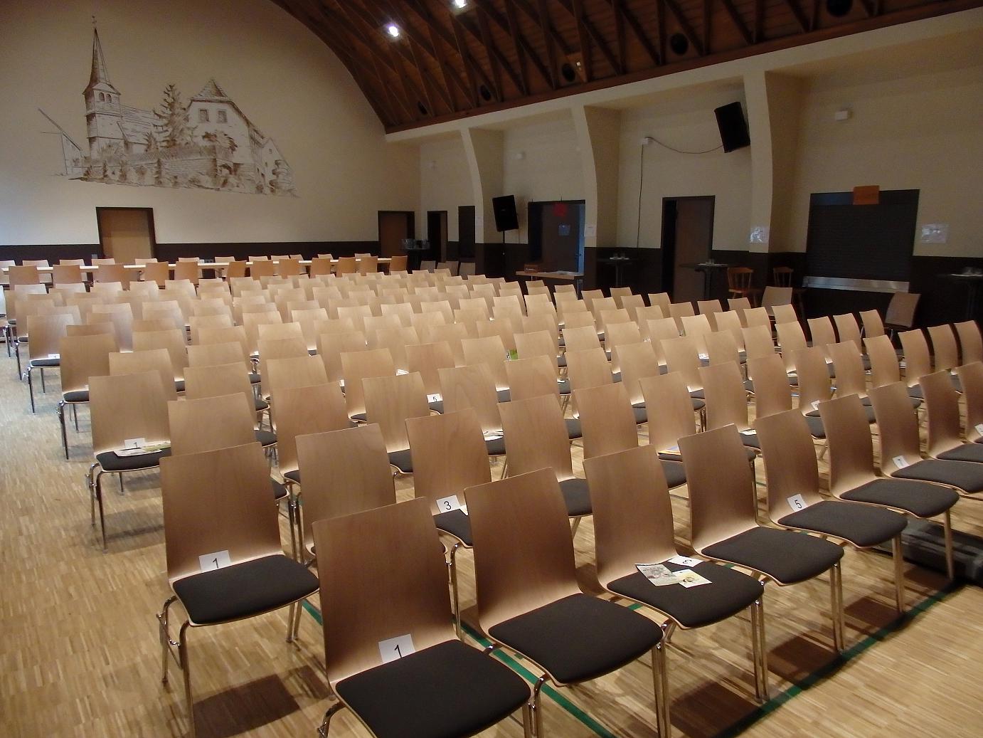Halle mit 200 Stühlen bestuhlt, plus optional Bühne